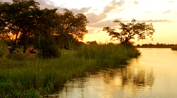 Einer unserer schattigen Zeltplätze direkt am Okavango-Fluss