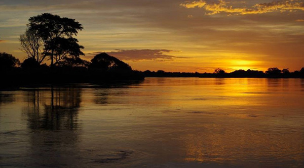 Wunderschöner Okavango-Sonnenuntergang